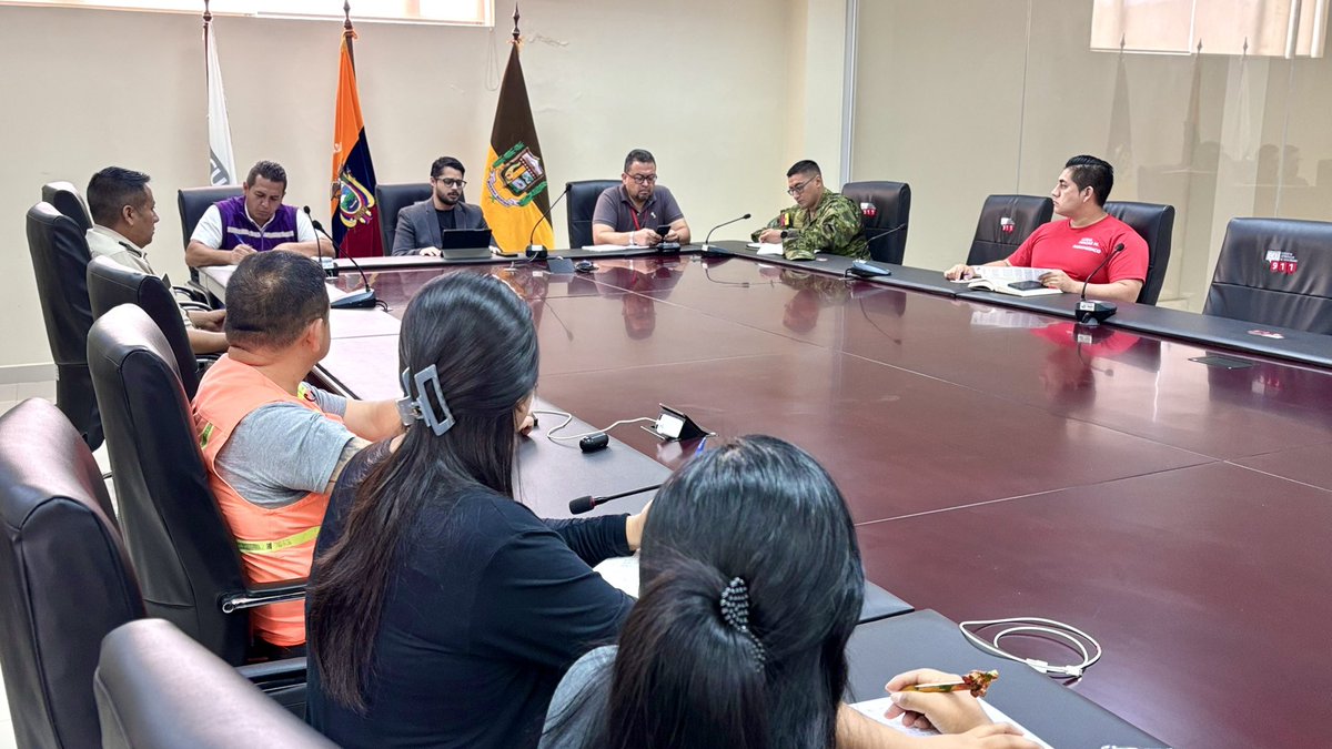 ECU911Austro's tweet photo. 📍#Macas | En la Sala de Crisis del Centro Local #ECU911Macas se instaló el Puesto de Mando Unificado (PMU) Provincial para el seguimiento y monitoreo de la situación vial en #MoronaSantiago.

La sesión es presidida por el jefe local,  @Frankicc y cuenta con la participación de representantes de @PoliciaEcuador, @FFAAECUADOR, @Riesgos_Ec y @Salud_Ec, @bomberosmorona y @gobermorona_s 

#ECU911BrindaSeguridadIntegral