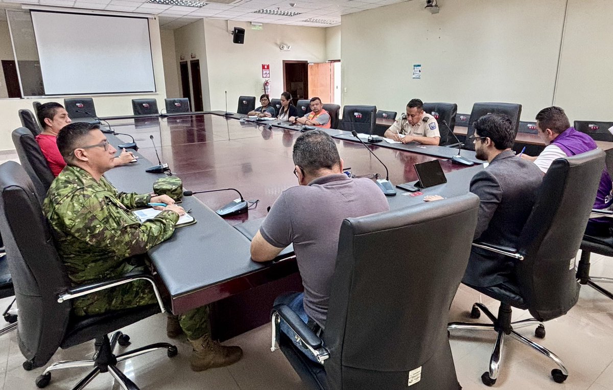 📍#Macas | En la Sala de Crisis del Centro Local #ECU911Macas se instaló el Puesto de Mando Unificado (PMU) Provincial para el seguimiento y monitoreo de la situación vial en #MoronaSantiago.

La sesión es presidida por el jefe local,  <a href="/Frankicc/">Frank Calvas</a> y cuenta con la participación de