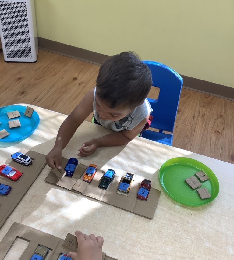 GoddardRL60073's tweet image. Kids love cars! 🚗 Our Mighty Elks teachers turn play into learning with fun number matching activities. How do your little ones learn through play? #EarlyEducation #PlayAndLearn #WonderofLearning #TheGoddardSchool #RoundLake