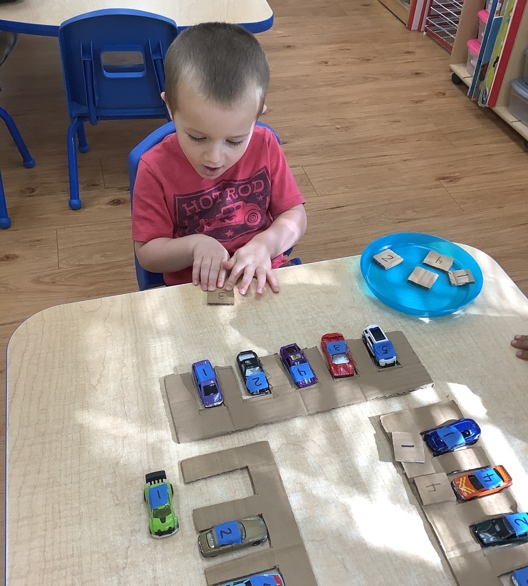 GoddardRL60073's tweet image. Kids love cars! 🚗 Our Mighty Elks teachers turn play into learning with fun number matching activities. How do your little ones learn through play? #EarlyEducation #PlayAndLearn #WonderofLearning #TheGoddardSchool #RoundLake