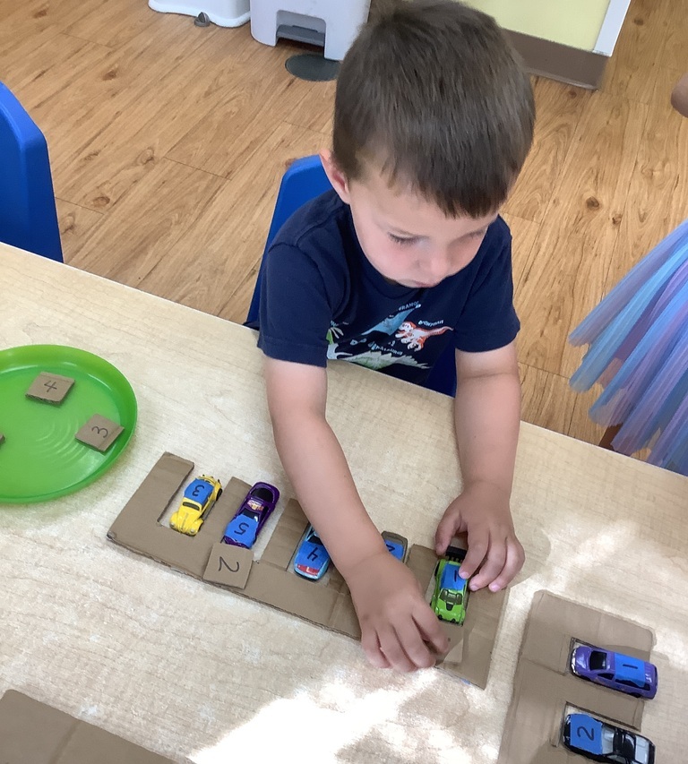 GoddardRL60073's tweet image. Kids love cars! 🚗 Our Mighty Elks teachers turn play into learning with fun number matching activities. How do your little ones learn through play? #EarlyEducation #PlayAndLearn #WonderofLearning #TheGoddardSchool #RoundLake