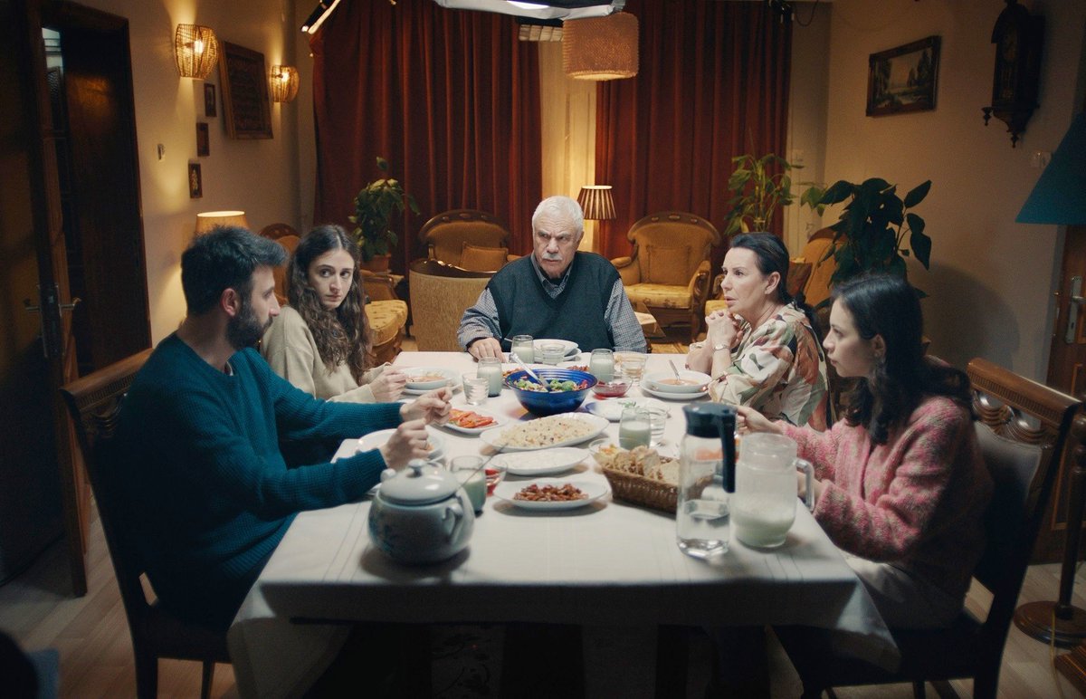 Akşam Yemeği'nden İlk Kareler🎬

Senaryosunu <a href="/suatkocer/">Suat Köçer</a>'in yazdığı, yönetmenliğini <a href="/okannakgun/">Okan Akgün</a>'ün üstlendiği filmimiz Akşam Yemeği, 62. Antalya Altın Portakal Film Festivali'nde yarışıyor. 

Filmimizden fotoğraflar paylaşmaktan mutluluk duyuyoruz.

Fragmanımız ise pek yakında🎬