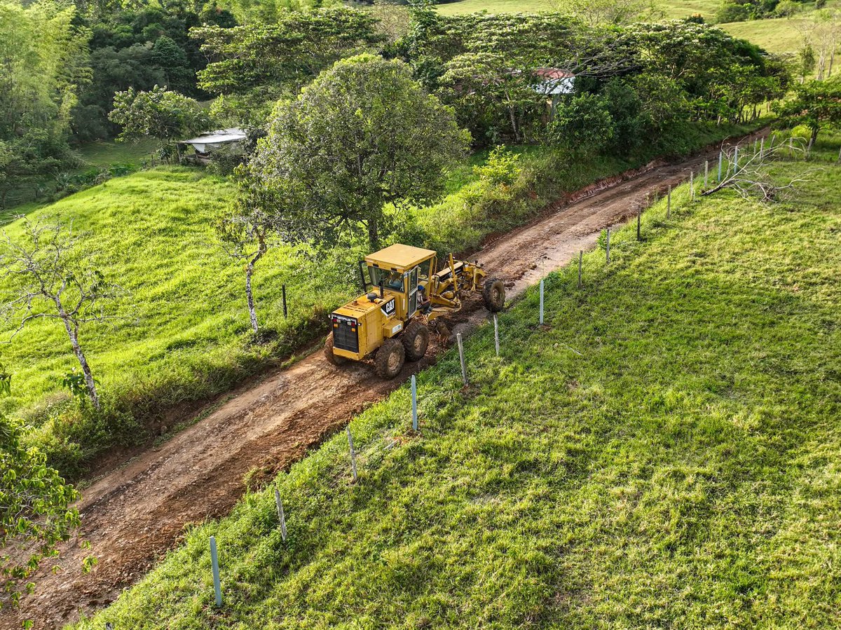 Más de 20 veredas del corregimiento San Pedro en El municipio de Florencia, se benefician con las obras de mejoramiento vial que adelantamos. La intervención ya supera los 8 kilómetros, seguimos trabajando de la mano con las comunidades.