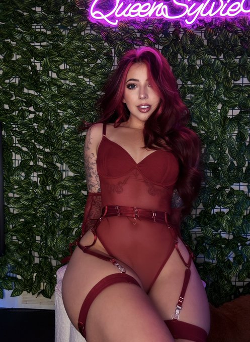 Watch QueenSylvieMarie's leaked NSFW photo on TwXstars
