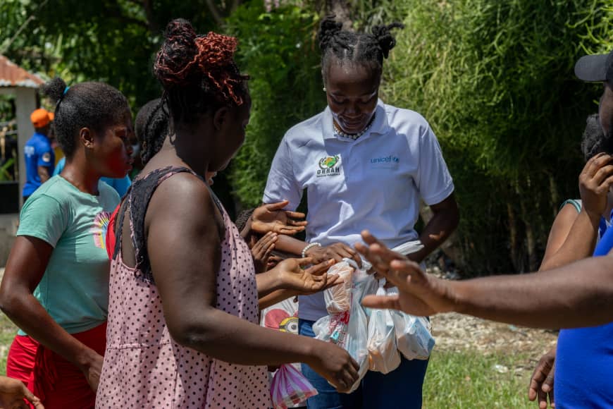 UNICEFHaiti's tweet photo. During the rainy season, the risk of cholera rises but community awareness campaigns on hygiene continue.
📍In Boucan-Carré, +800 prevention kits were distributed alongside the sessions.
@Sida
#foreverchild 💙 https://t.co/GRYs6C3LmY