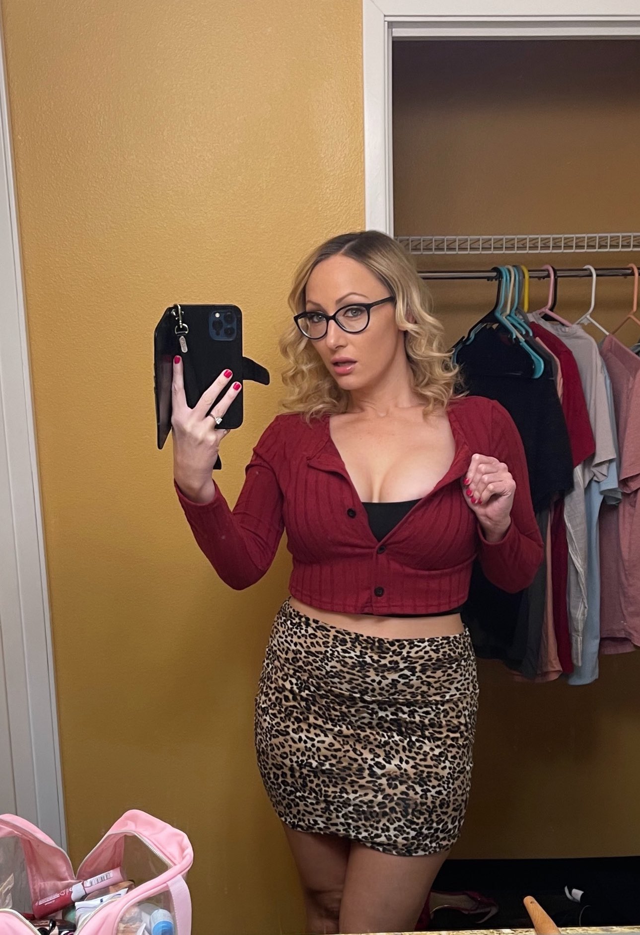 2 pic. Imagine if I was your new college professor?? 😈😏❤️🔥 NEW SERIES COMING SOON!! Been filming a ton the last 3 days and I am super excited about it ALL! 😍🎉 Exclusively on my sites 😘 https://t.co/vLzREoUTtT