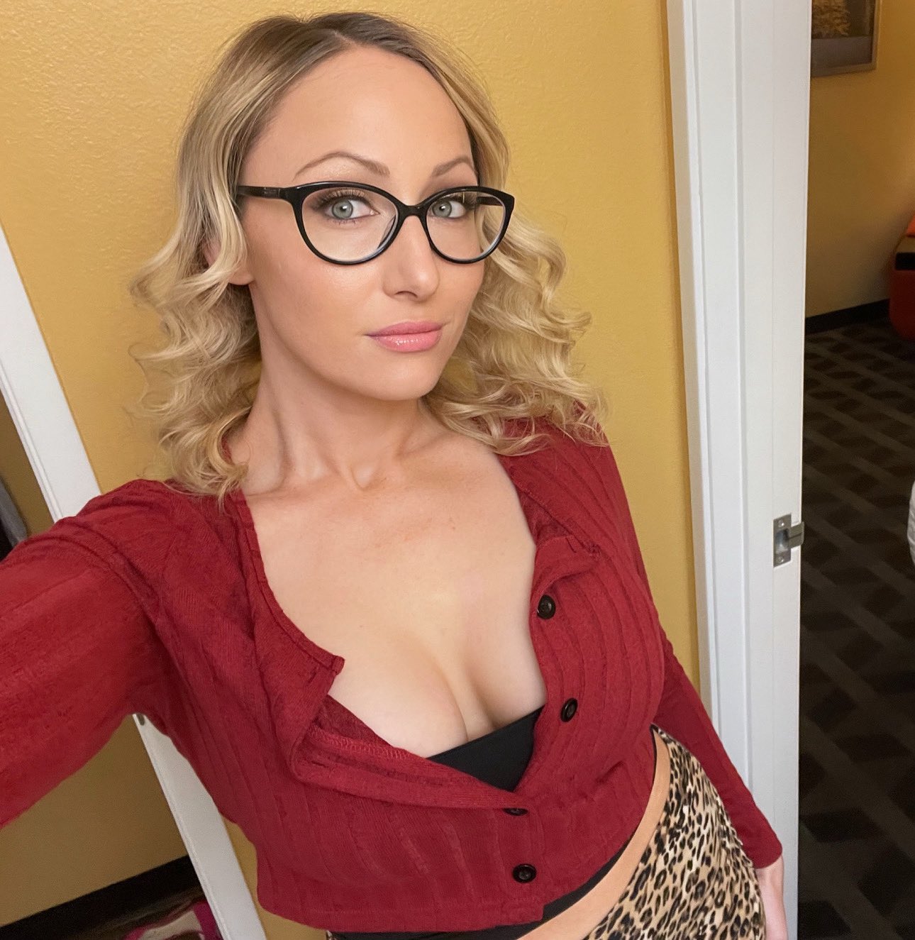 1 pic. Imagine if I was your new college professor?? 😈😏❤️🔥 NEW SERIES COMING SOON!! Been filming a ton the last 3 days and I am super excited about it ALL! 😍🎉 Exclusively on my sites 😘 https://t.co/vLzREoUTtT
