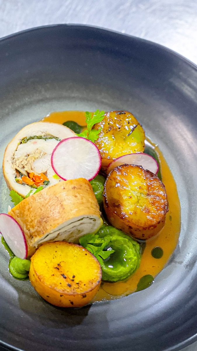 TalesByMemoirs8's tweet photo. On today’s episode of what went down in the kitchen 🔥

A symphony of flavors on the plate…

Turkey Roulade | Potato Fondant | Ose-Oji Espagnole | Ugwu Oil | Pea Purée

Who’s hungry? 😋

#food #afrofusion #chefgiggles https://t.co/8Jvb0kGhgs