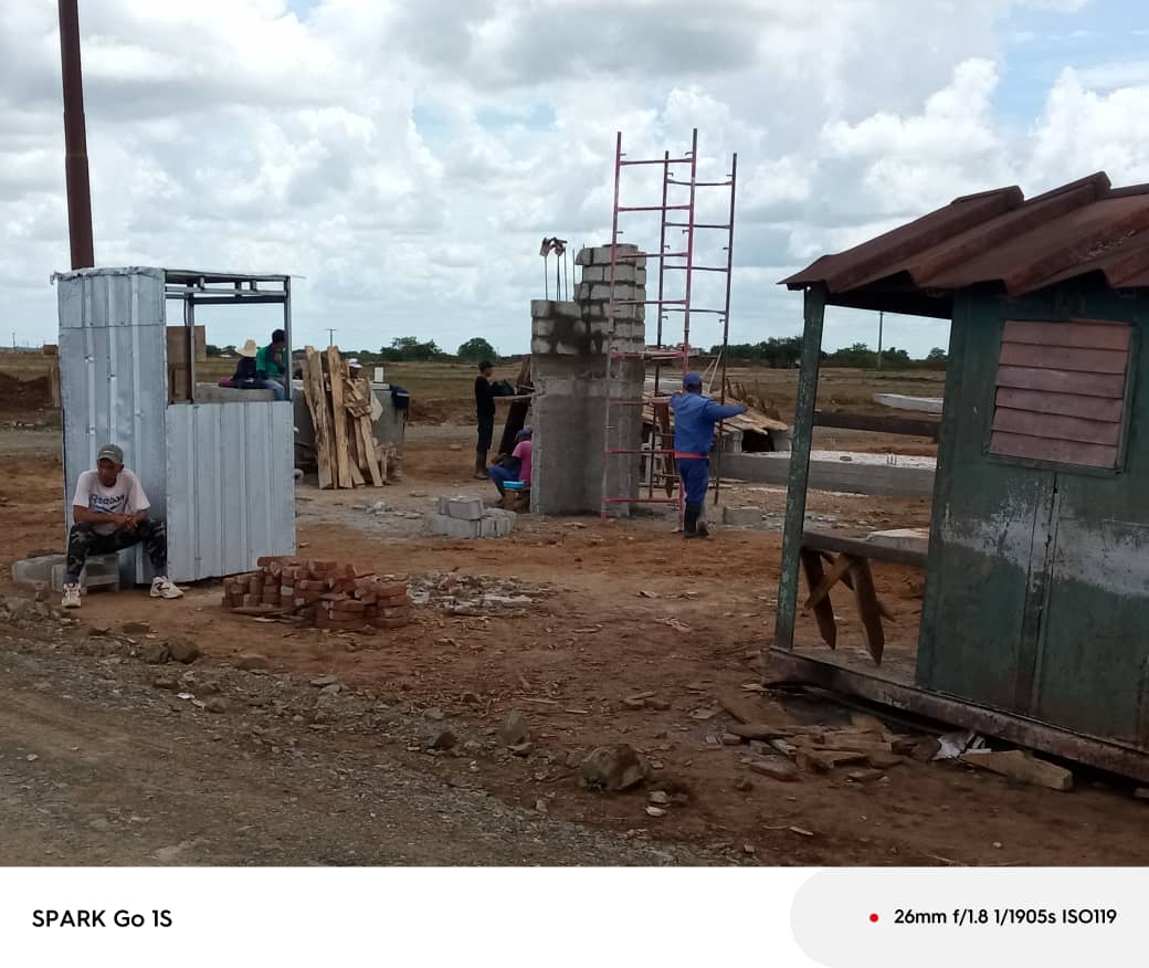 Yanet_SNTCTunas's tweet photo. #PSFV 220KW en el día de hoy se iniciaron las bases de alumbrado y se continúa el barrenado de pilarotes, fundición y hoy se realizó el montaje de losas de cubierta de las 4 garitas.
#PorCubaJuntosCreamos
#PorLasTunasLaVictoria https://t.co/LdzDZWLTMB