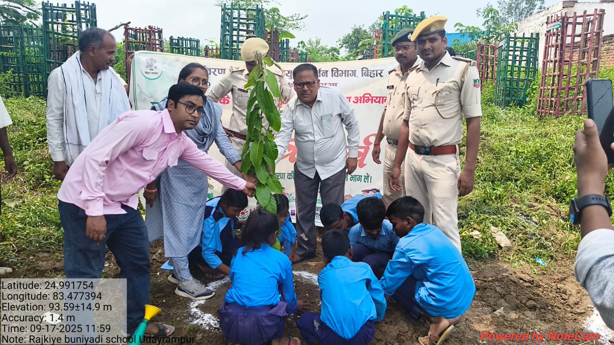 DFOkaimur's tweet photo. 🌱सेवा पर्व – वृक्षारोपण अभियान
17.09.25 को कैमूर वन प्रमंडल, चैनपुर वन प्रक्षेत्र के बी.एड. कॉलेज, केकड़ा और राजकीय बुनियादी वि0, उदयरामपुर में छात्र-छात्राओं, शिक्षक और R.O.F चैनपुर, वनकर्मीयो द्वारा वृक्षारोपण कर पर्यावरण संरक्षण का संदेश दिया गया। @DEFCCOfficial #SevaParv https://t.co/kNeJ8X1RFR