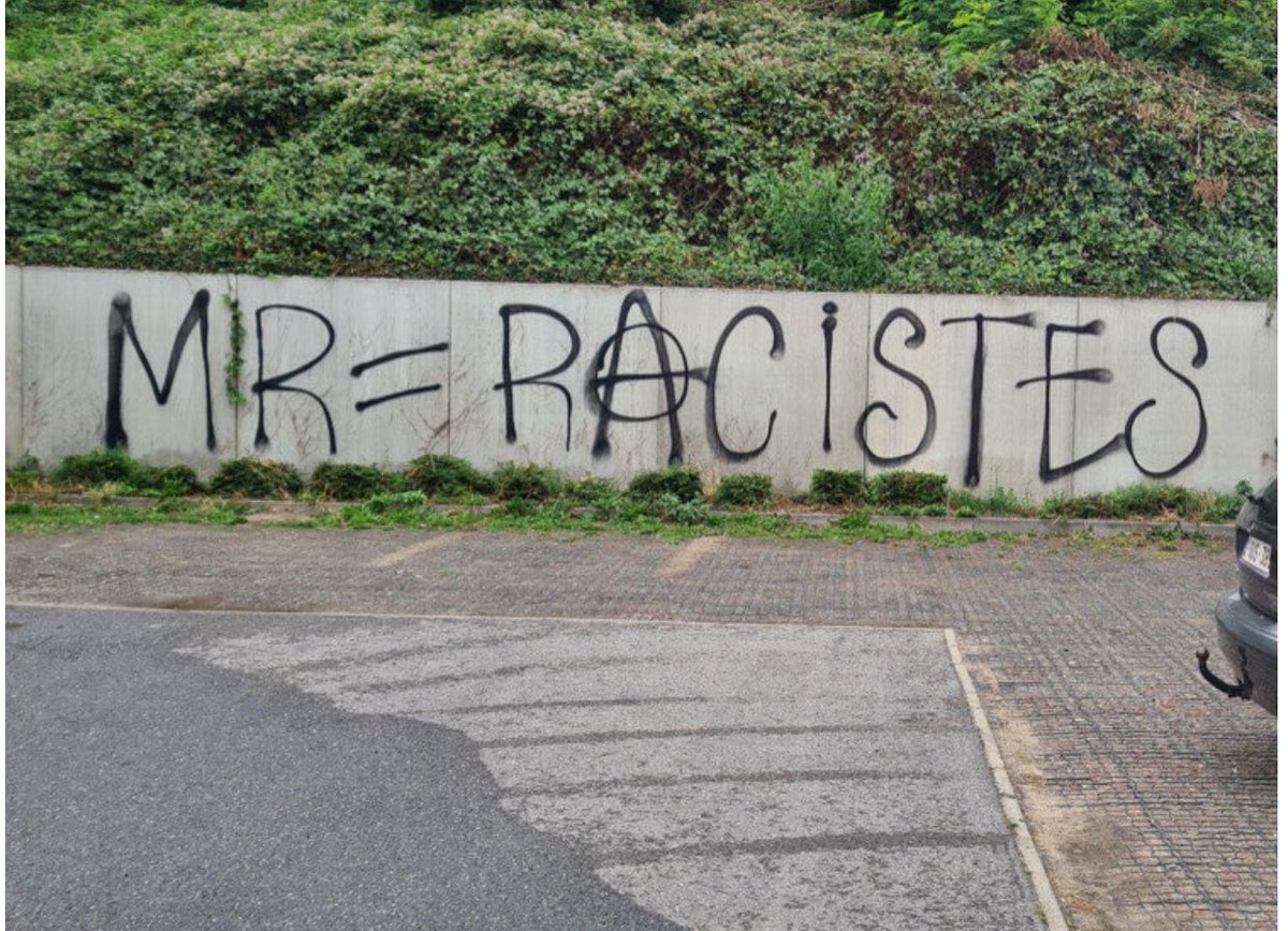 Après l’assimilation au nazisme sur le siège du MR ce matin, voilà que la façade du lieu où doit se tenir la conférence du <a href="/CentreJeanGol/">Centre Jean Gol</a> est à son tour vandalisée, avec des insultes nous traitant de racistes et visant directement <a href="/GLBouchez/">Georges-L BOUCHEZ</a> .
Ces dérives sont la preuve d’une