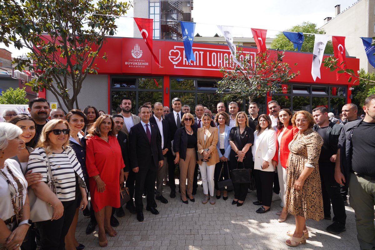 yeniatagenc's tweet photo. Ataşehir’de Gençlik Var, Hizmet Var!

İstanbul Büyükşehir Belediye Başkan Vekilimiz Nuri Aslan ve Ataşehir Belediye Başkanımız Onursal Adıgüzel ile Ataşehir Kent Lokantası’nın açılışına katıldık. Ardından Piri Reis Ortaokulu’nda öğrencilerimizin yeni spor salonunu gezdik ve İçerenköy Metro Meydanı’ndaki çevre düzenleme çalışmalarını yerinde inceledik.