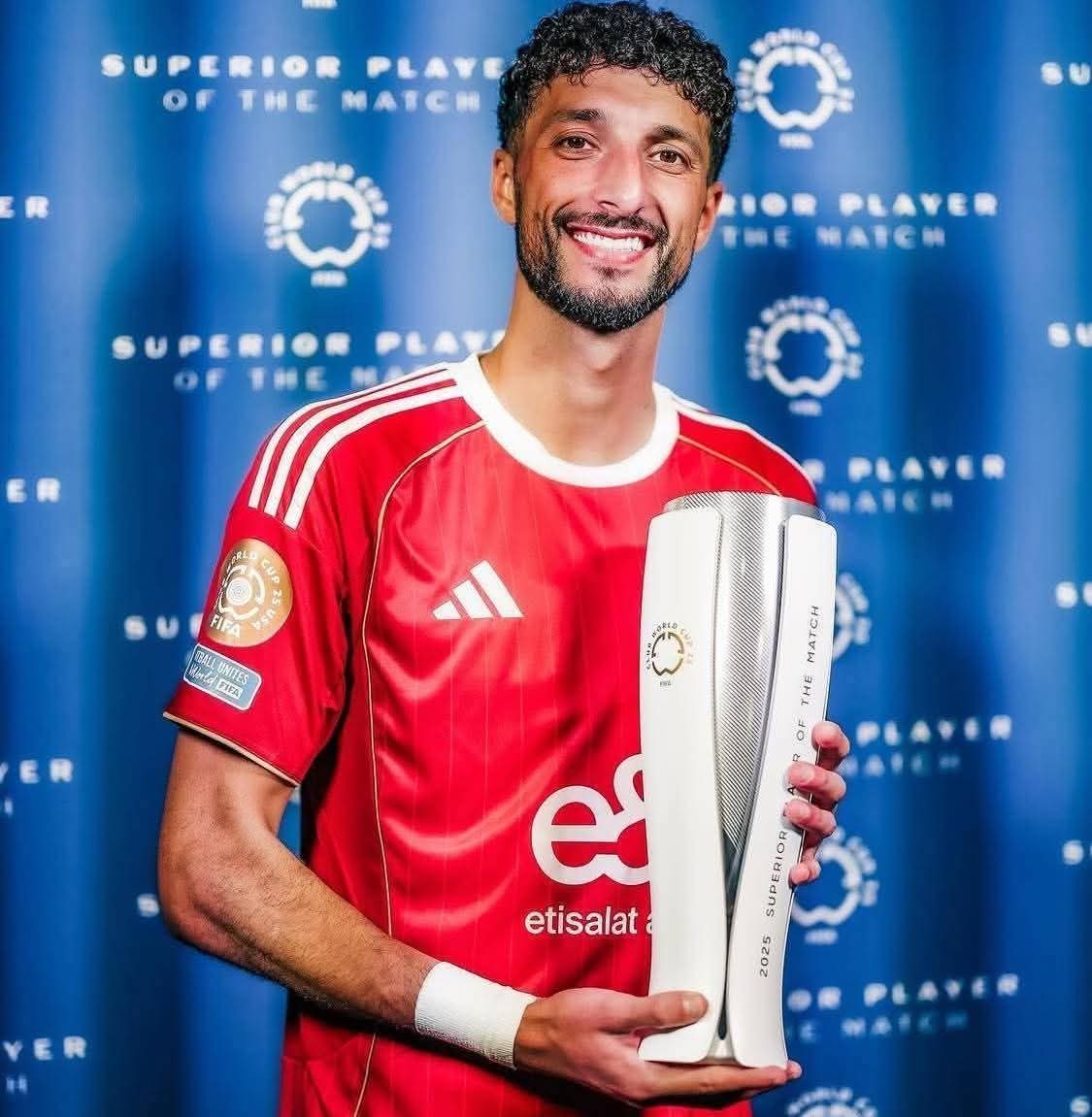 كان في ايدك فرصة ذهبية تعمله عبره وتشد اوضة اللبس وتخلي اي لاعب يفكر مليون مره قبل ما يحاول يلوي دراعك بس انت فرطت فيها بسهوله بدافع ان المبلغ كبير وهنعوض ولا خدناه عبره ولا عوضنا
دلوقت انت محتاج تكرر مذبحه القلعة. 
تاني عندك علشان تعرف تحافظ علي الفريق وانت الطرف الوحيد الخسران