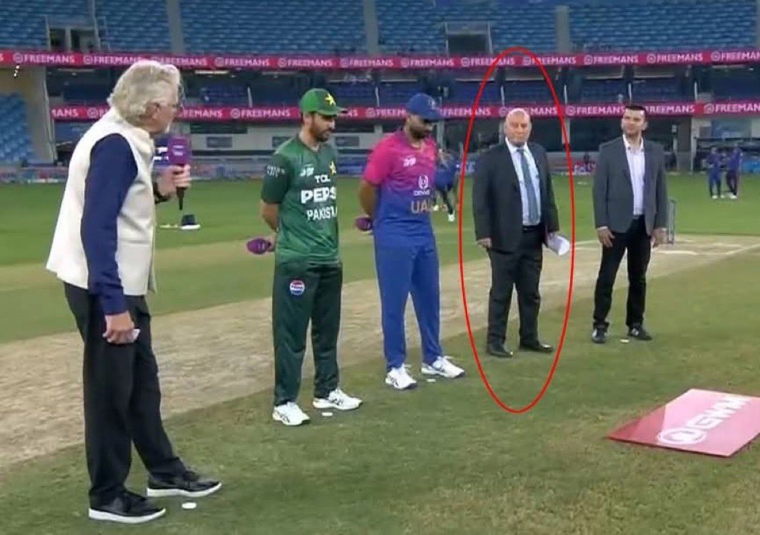 PCB शाम 6 बजे:
“हमें एंडी पाइक्रॉफ्ट नहीं चाहिए, वरना हम बहिष्कार करेंगे!” 

ICC:
“ठीक है जनाब, तो 16 मिलियन डॉलर फाइन भरो पहले!” 

पाकिस्तान रात 8:30 बजे:
टॉस पर एंडी पाइक्रॉफ्ट को फूल अर्पित करते हुए –
“जनाब, आपको हटाने का सोचकर बहुत ग़लती की… अब तो आप ही हमारे आदरणीय मैच