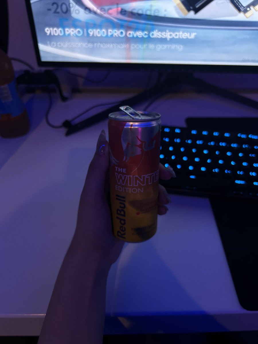 alffction's tweet image. on goute la nouvelle redbull en direct de l’#espot #gamers #geekette