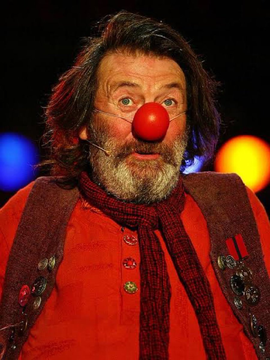 Kdybyste to náhodou nevěděli, tak tohle je nejúplatnější klaun režimu <a href="/P_Fiala/">Petr Fiala</a>. Sám má z toho červenej frňák hanby🫣