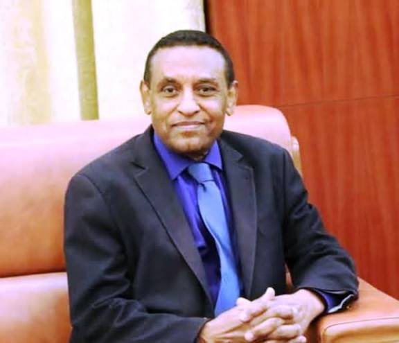حسي الاعيسر بكون بتاوق فى المكروفون عايز يصرح(السيد كامل ادريس عندو حمى ووجع بطن وكدا)

بس قالو ليه اسكت وابعد من التصريحات..

الف سلامه لكامل ادريس.