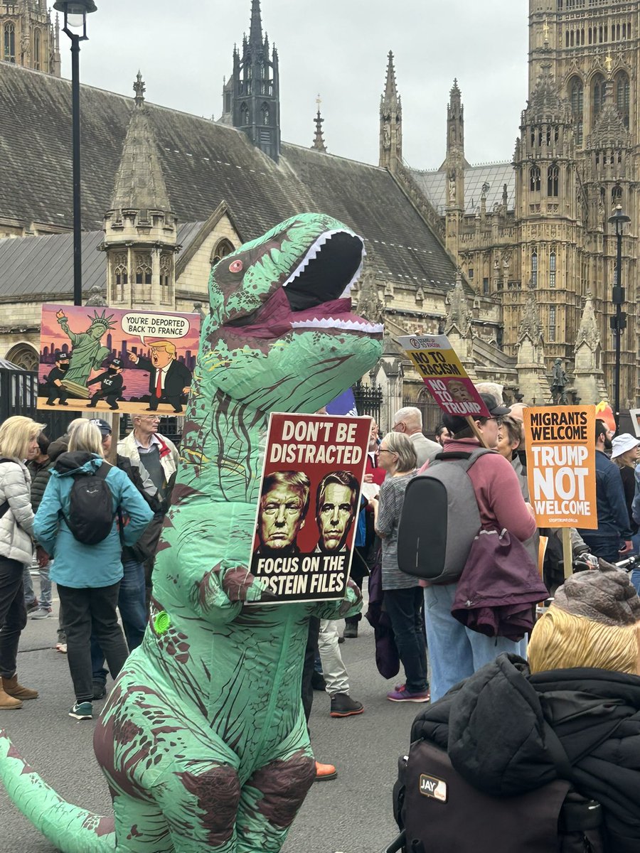 allyc375's tweet image. There were some people on #StopTrumpProtest march who went to enormous lengths to ensure the message got out that @POTUS is not only a criminal, sexual predator, &amp;amp; a monster he is also utterly ridiculous. We all think so including the King #trumpnotwelcomehere . 💪🇬🇧