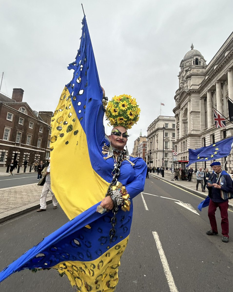 allyc375's tweet image. There were some people on #StopTrumpProtest march who went to enormous lengths to ensure the message got out that @POTUS is not only a criminal, sexual predator, &amp;amp; a monster he is also utterly ridiculous. We all think so including the King #trumpnotwelcomehere . 💪🇬🇧