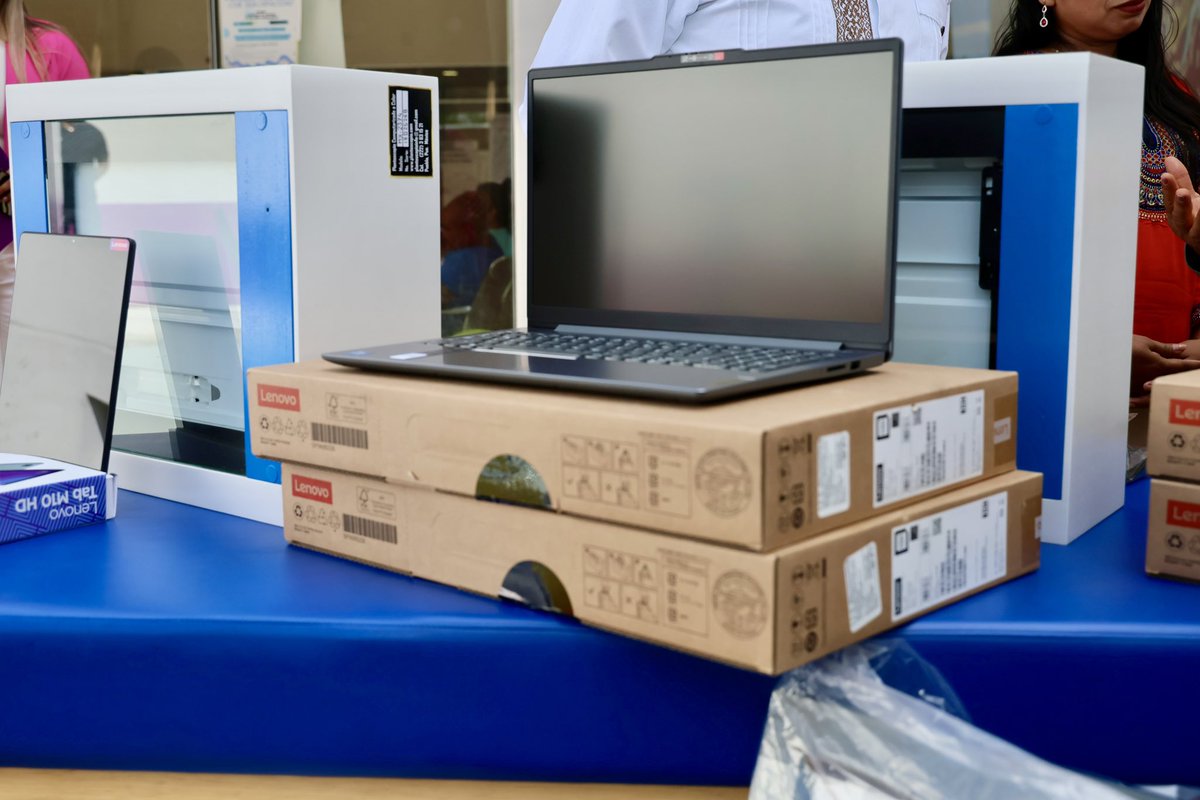 DIF_Oaxaca's tweet image. La Presidenta Honoraria, @Irma_BolanosOax, encabezó la entrega de equipamiento de atención, diagnóstico e informático al Centro de Rehabilitación y Educación Especial #CREE, acción coordinada con los @SSO_GobOax que permite mejorar la calidad de atención que