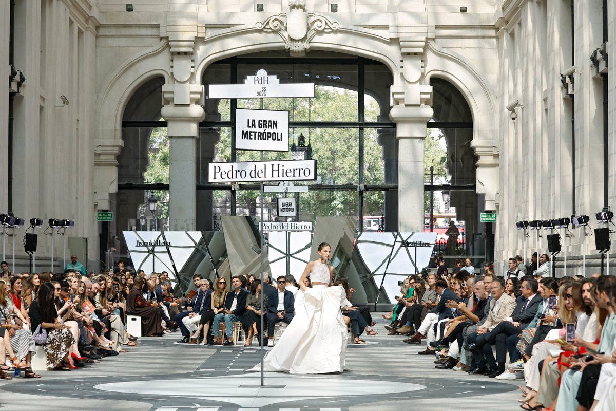 Los desfiles del 40 aniversario de <a href="/MBFWMadrid/">MBFWMadrid</a> han comenzado en formato OFF, aquellos que se celebran en distintos lugares de la ciudad.

Hoy he disfrutado de las propuestas de <a href="/PdH_es/">Pedro del Hierro</a> en la Galería de Cristal del Palacio de Cibeles, donde hemos acompañado a <a href="/AlmeidaPP_/">José Luis Martínez-Almeida</a>.