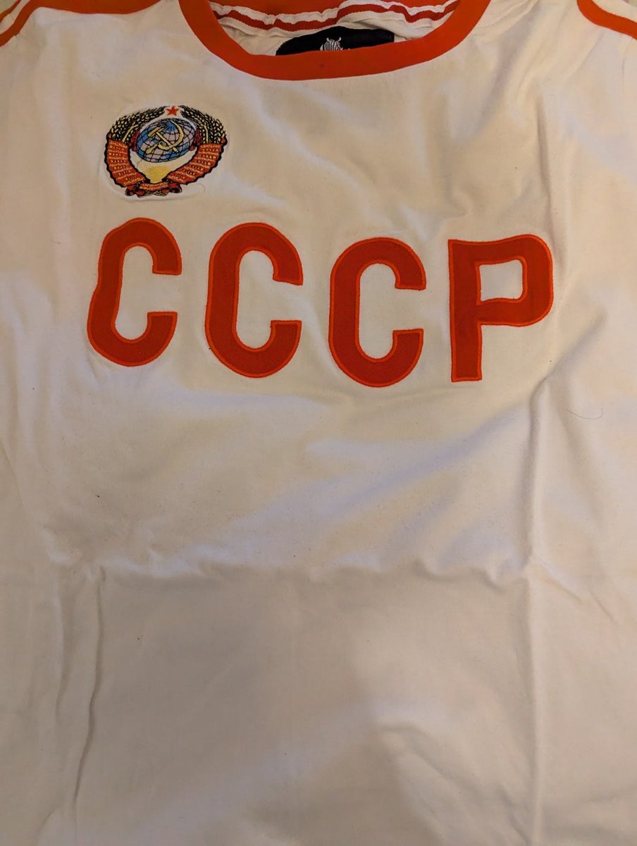 Que dice Ayuso, la adalid de la libertad que prohíbe las banderas Palestinas, pues hala entonces yo me pongo mi camiseta blanca