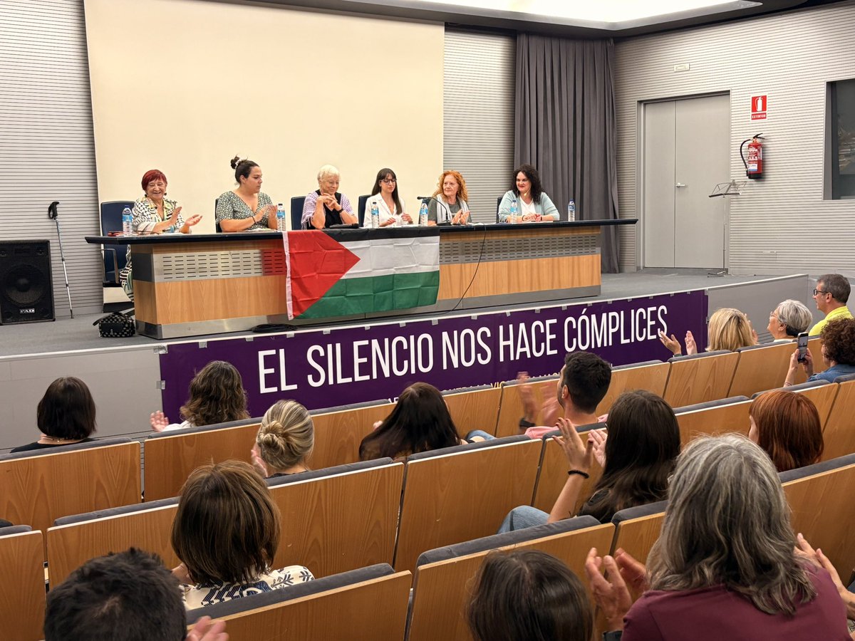 Continuando con los actos conmemorativos del 20° Aniversario de los Lunes sin Sol, la lucha abanderada por la Plataforma contra la Violencia Machista de León. Hoy participamos en una mesa intergeneracional,
#LeonEsp
#20AniversarioLunesSinSol
#PlataformaContraLaViolenciaMachista