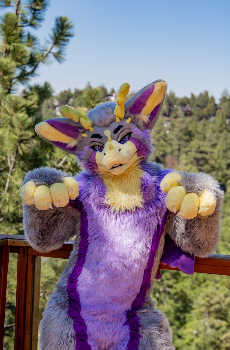 How to find me at AFC!!!

DO
✅ Give me belly rubs
✅ Feed me wingstop
✅ Bring me a marg

DONT
❌ Step on my tail 😡

I'm gonna try to fullsuit a lot this con so pls say hi 🥺