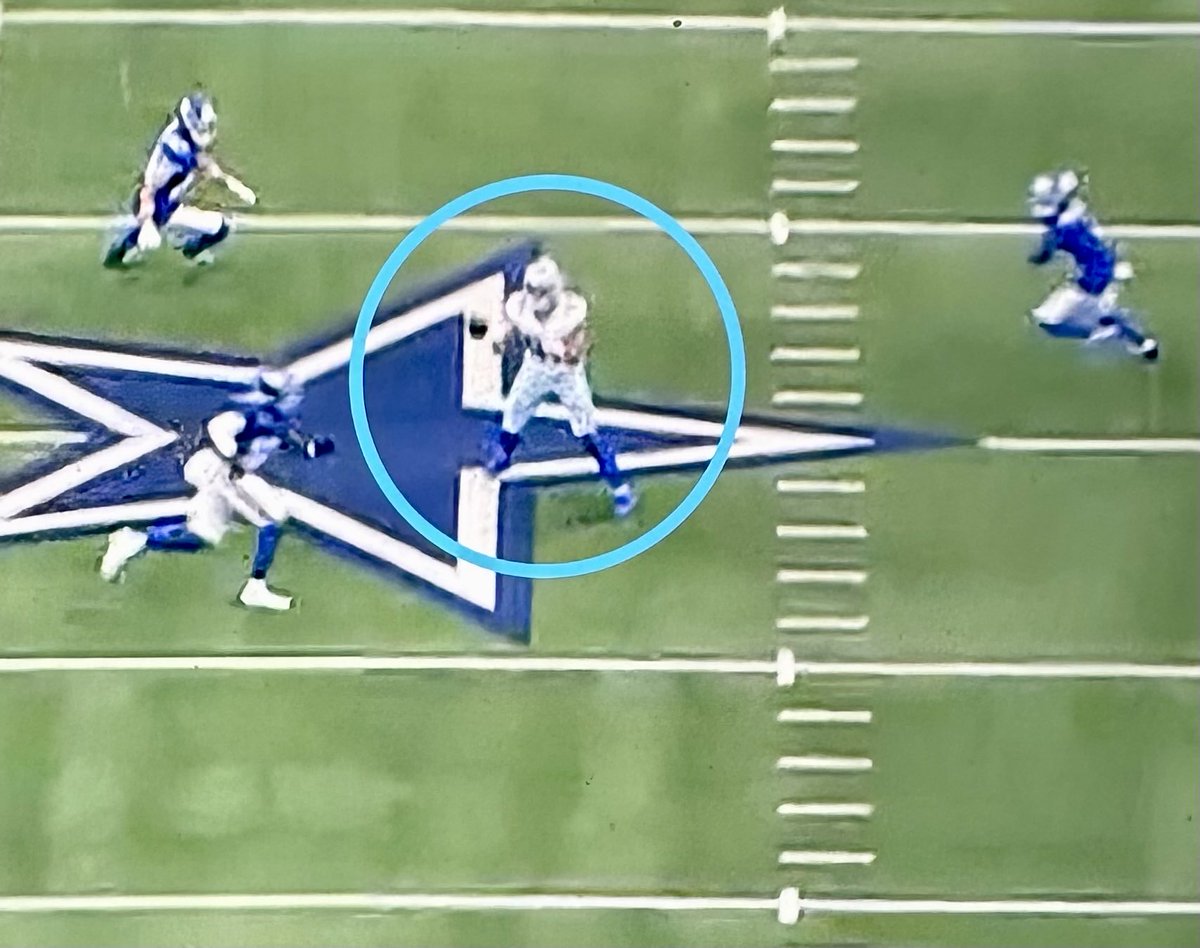 BabeLaufenberg's tweet photo. If you want to discuss “timing” and “trust”… look at when Dak Prescott releases this ball to Jake Ferguson. And look at end result. Ball right at his face mask. Solid stuff. Very solid. https://t.co/U0zEJxw1MH
