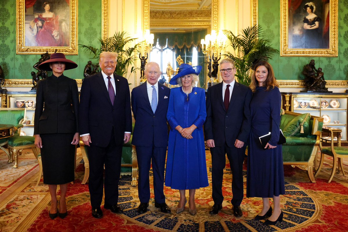 PolitlcsUK's tweet image. 🚨 📸 PICTURED: Keir Starmer with Donald Trump and the King ahead of tonight’s State Banquet
