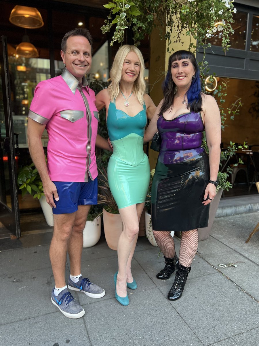 Shiny in Seattle!  Love to see all those bright colors of latex too! ❤️ 🩵 💜  #shinyinseattle 
#seattlelatexcircle <a href="/MadameZoie/">Madame Zoie Fatale</a> @meow_kittykat5