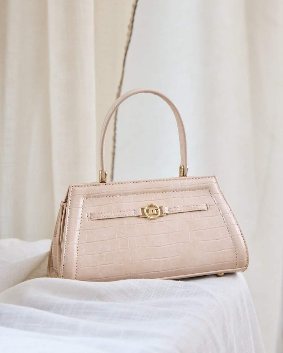 maxfashionMENA's tweet image. Let your accessories speak louder this fall with a blend of neutrals and gold

#MaxFashion #FallStyle #FallWardrobe #SeasonOfStyle #EffortlessChic #OOTDFall #LuxuryLooks