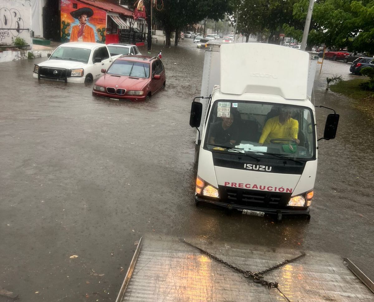 #ApoyoCiudadano 🚨
Nuestros oficiales de Tránsito, con el apoyo de grúas, brindan auxilio a conductores afectados por fallas mecánicas a causa de los encharcamientos.

📞 Recuerda: si necesitas asistencia vial, marca al 9-1-1.