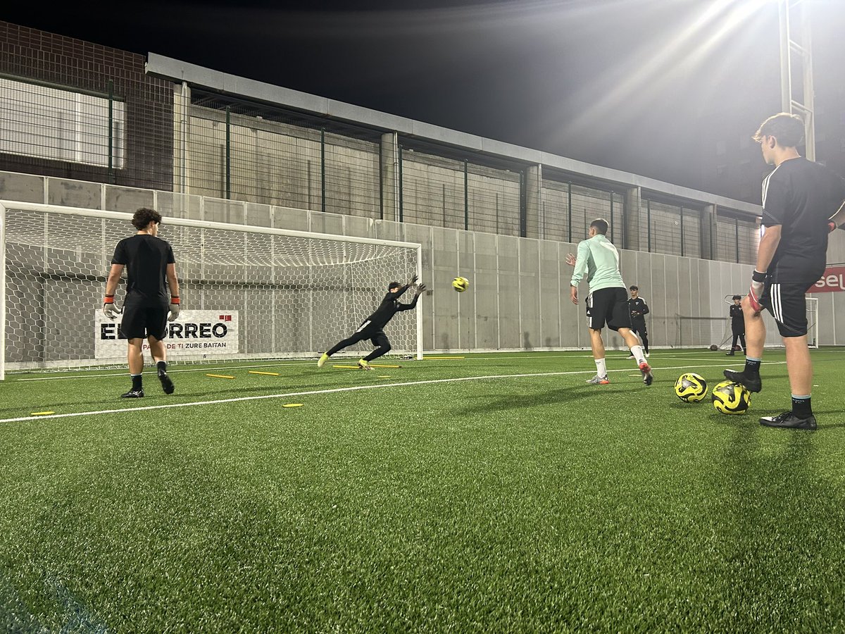 🔴 AURKEZPENA / PRESENTACIÓN ⚫️

🆕 Aritz de Miguel ROMO FCko atezainen entrenatzaile berria da. 

🧤El nuevo preparador de porteros ya trabaja con nuestros “txopos”.

#Romo #Cantera #GetxoKirolak