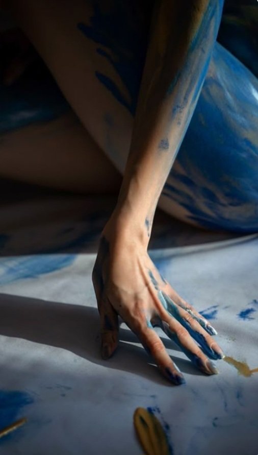 ...her insan kendi yaşamının sanatçısı değil midir?

eserini
beğenip beğenmemek 
eyleminde ustalaşmaya bağlı değil midir?

takdir veya  onay
ama veya keşke
ile mi eser güzelleşir...

geceniz huzur olsun efenim😊🙏❤️