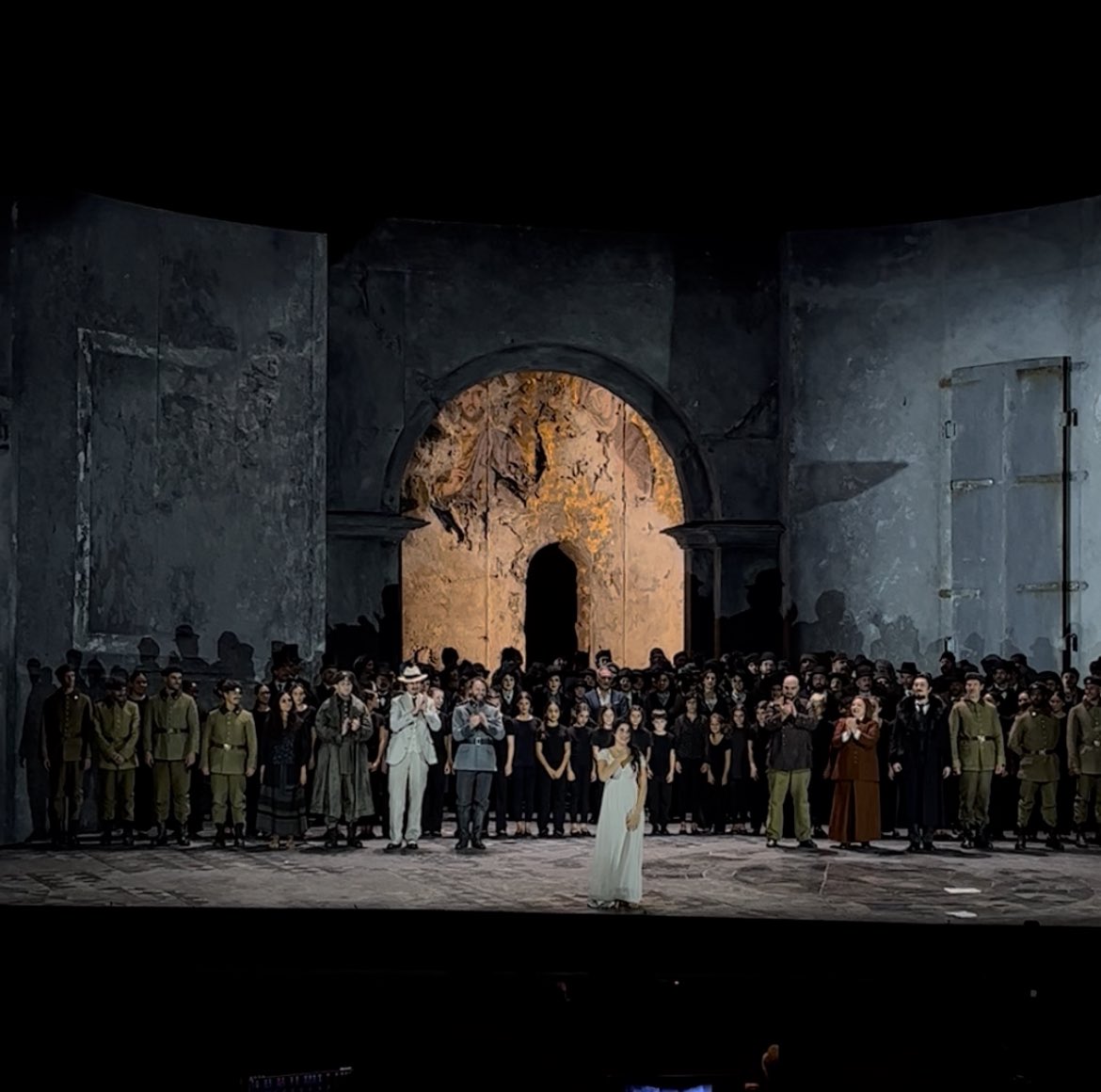 Tom C. Avendaño (@tcavendano) on Twitter photo Ayer vi el Otello de Verdi que se estrena el viernes en el Teatro Real, la producción de David Alden. Maravilloso todo, especialmente Asmik Grigorian (Desdémona), rezando, víctima de no sé cuántos tipos de locura menos la suya. Y qué aire se da este Otello a Jabois! Ayer vi el Otello de Verdi que se estrena el viernes en el Teatro Real, la producción de David Alden. Maravilloso todo, especialmente Asmik Grigorian (Desdémona), rezando, víctima de no sé cuántos tipos de locura menos la suya. Y qué aire se da este Otello a Jabois!