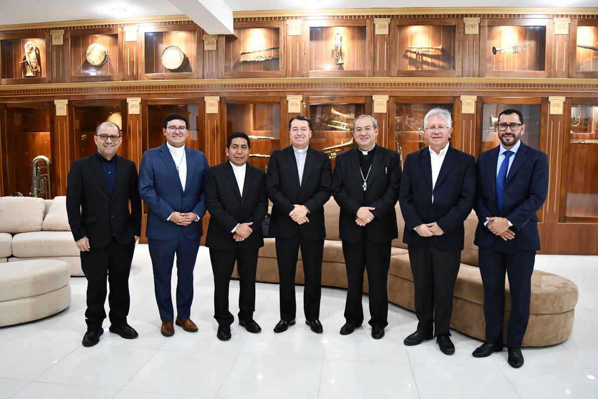 upsalesianaec's tweet image. 👤 ¡Un nuevo capítulo lleno de fe, servicio y liderazgo comienza! 

📰Es un honor anunciar la posesión del P. Juan Cárdenas como #Rector de la #UPS para el período 2025-2030. La ceremonia se celebró en la sede #Cuenca, con la presencia de autoridades académicas, gubernamentales e…