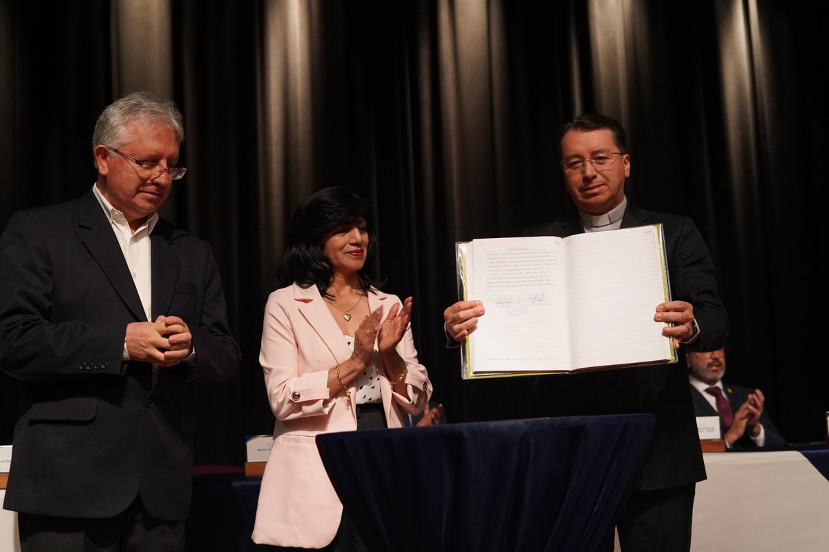 upsalesianaec's tweet image. 👤 ¡Un nuevo capítulo lleno de fe, servicio y liderazgo comienza! 

📰Es un honor anunciar la posesión del P. Juan Cárdenas como #Rector de la #UPS para el período 2025-2030. La ceremonia se celebró en la sede #Cuenca, con la presencia de autoridades académicas, gubernamentales e…