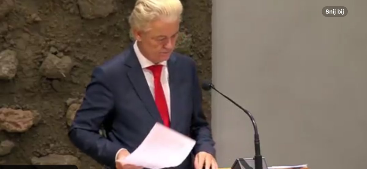 PetravanDam3's tweet image. #AlgemeneBeschouwingen #APB2025 #debat 

Elk jaar die haatspeech. Al jaren het gif tijdens de APB. Herhaaldelijk zijn enorme haat, racisme, moslimhaat, islamofobie, vreemdelingenhaat in ons parlement. 

Hij hoeft alleen het stof af te vegen.