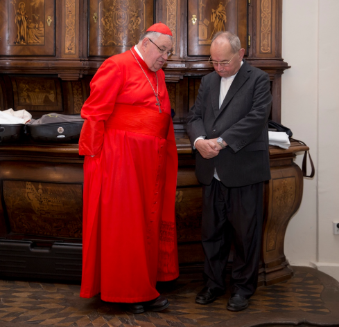 nezvany_host's tweet image. To, že největším bojovníkem proti LGBT je frajer oblečený v červených těhotenských šatech je teda dost matoucí.