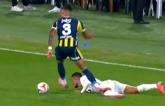 Dünyanın her yerinde şu net kırmızı karttır.