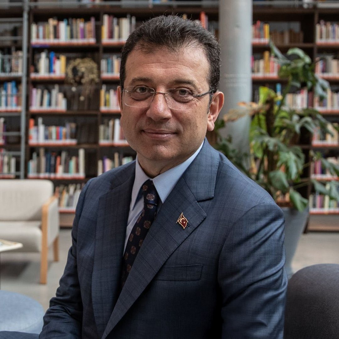 Ekrem İmamoğlu:

 “Ya milletçe huzura kavuşacağız, ya da bir avuç insanın kişisel emellerinin kurbanı olacağız; bunun ortası yok!”