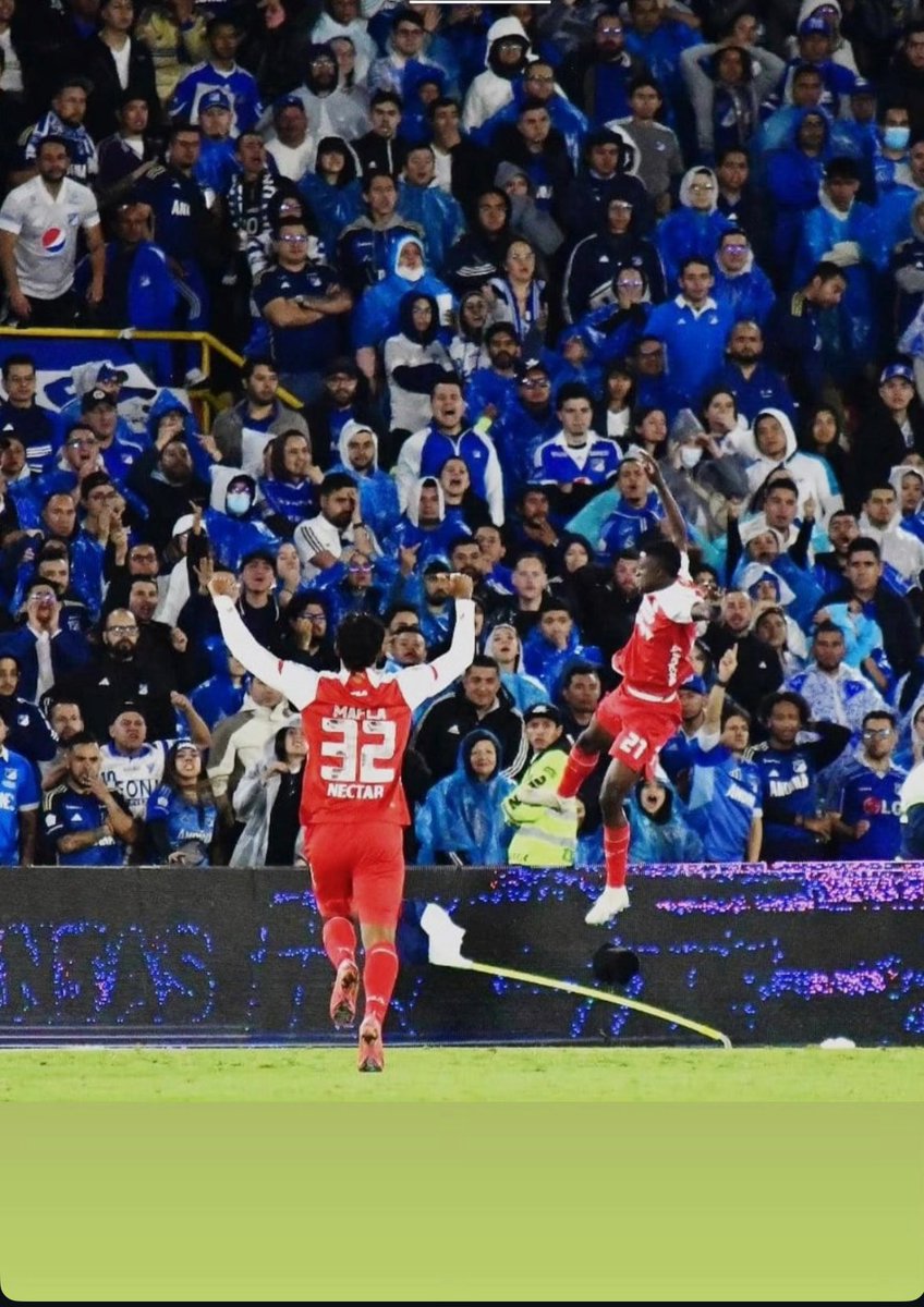 Creo que ya es suficiente de utilizar la misma foto de Ewil para burlarnos del azul.

Acá tengo otra que también está bonita