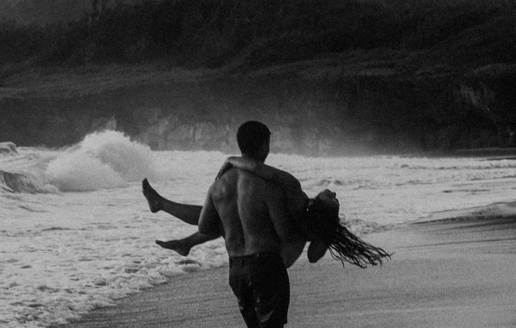 "Evet sevgilim, ben bir tek seni taşımayı seviyorum bu hayatta."
 
"Kalbinde ama değil mi?"
 
"Kalbimde... Başımın üstünde... Şah damarımda... Köprücük kemiğimin altında... Kucağımda... Sen ne istersen, nerede olmak istersen..."
#MaçaKızı8