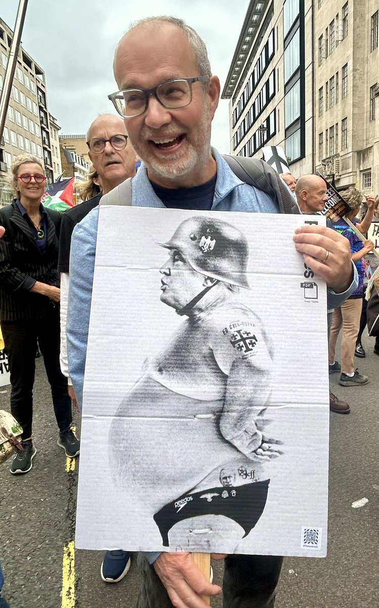 allyc375's tweet image. Special mention for this guy. I was very impressed by his placard &amp;amp; as is often the case, the devil was in the detail! Don’t you agree @POTUS? #StopTrumpProtest #TrumpEpsteinCoverup 💪🇬🇧