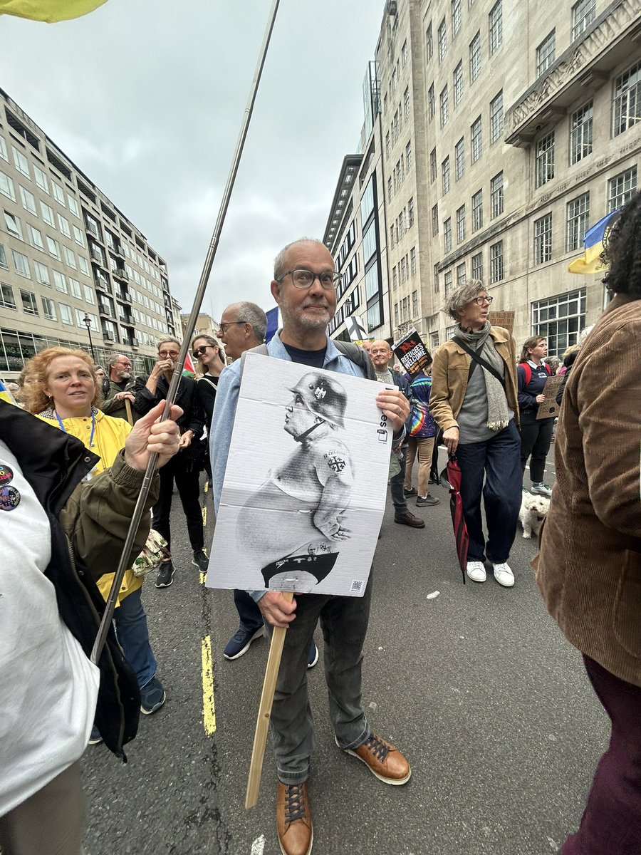 allyc375's tweet image. Special mention for this guy. I was very impressed by his placard &amp;amp; as is often the case, the devil was in the detail! Don’t you agree @POTUS? #StopTrumpProtest #TrumpEpsteinCoverup 💪🇬🇧