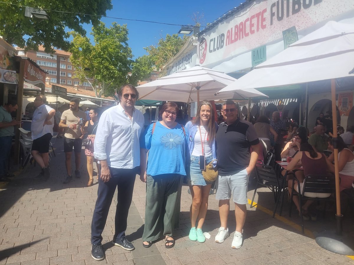 🎪 En el último día de Feria, Nieves Navarro acompaña a nuestras embarriadas en el stand de ASPRONA, tejiendo sandías como símbolo de solidaridad con Palestina. 🍉🕊️
🤝 Después, aperitivo con el Albacete Fútbol Sala.
💚 Compromiso y comunidad.
#FeriaDeAlbacete2025 #UnidasPodemos