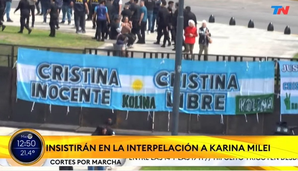 Consignas universitarias en la marcha por las universidades.