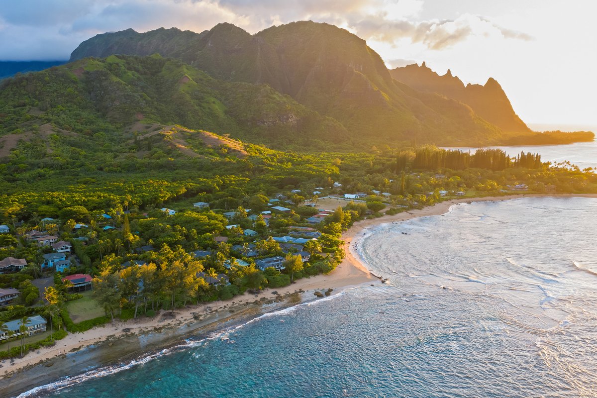 OwnDesignBuild's tweet image. Steps from world-famous Hā‘ena beaches, this 3-bed, 3-bath home struck a perfect balance: luxury finishes, beachy comfort &amp;amp; indoor-outdoor flow. Move-in ready and warmly respectful of island style. zurl.co/OGrbH
 via Hawai‘i Life #SustainableDesign #HomeBuilding
