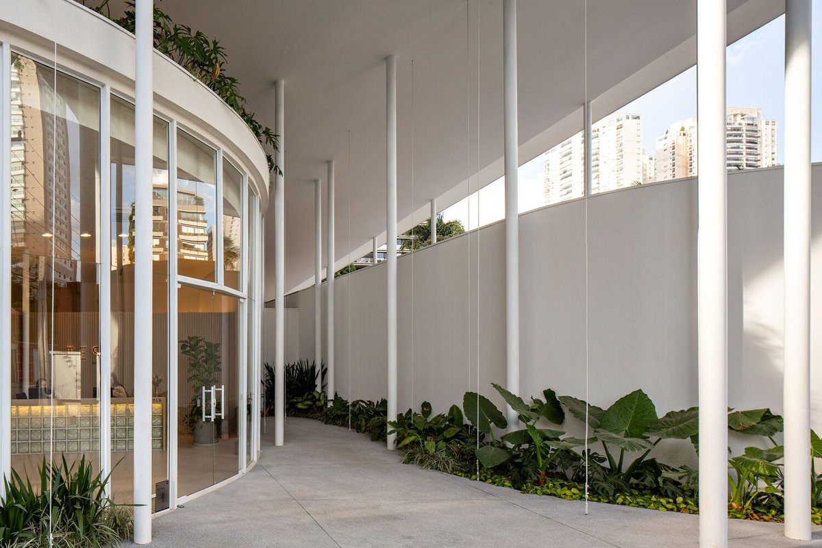 Archello's tweet image. Estúdio Leonardo Zanatta’s Tess Pavilion in São Paulo showcases lightweight, low-carbon design through exposed steel, FSC-certified Cumaru flooring, and recyclable polycarbonate panels. 
buff.ly/jYe9yGx 

#LowCarbonDesign #SustainableMaterials #LightweightArchitecture